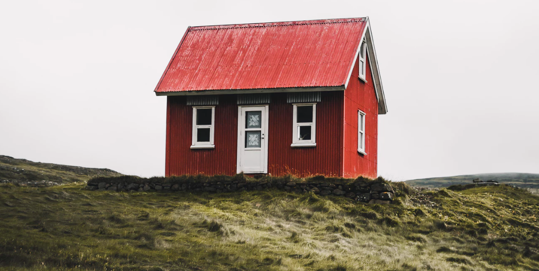 Rött hus på en tomt